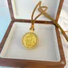 Nuevo Estilo Chino Moda Arena Antigua Oro Diamante Amarillo Dios de la Riqueza Colgante para Hombres y Mujeres Cadena de Lana Vintage Collar de Lujo Ligero Nicho
