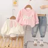 Nuevo Conjunto de Dos Piezas para Niñas de Algodón con Cuello Redondo Estampado de Conejo Sudadera Casual Pantalones de Mezclilla Moda Directo de Fábrica