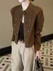 Chaqueta corta de cuero para mujer, con cuello alto retro, abotonada, con cremallera, colección otoño 2026, diseño de nicho, efecto adelgazante