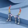 Brincos de Zircônia Arco-Íris com Zircônia Incrustada em Cobre, Brincos Elegantes com Franjas Banhados a Ouro, Brincos de Luxo Leve de Alta Qualidade para Venda por Atacado