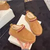 Pantuflas de invierno forradas de felpa y con suela gruesa para 2026, con un diseño grueso de punta cerrada y un nuevo estilo cálido y afelpado.