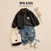 Conjunto estiloso de três peças para meninos para primavera e outono: Jaqueta de couro PU com gola reversa, camisa xadrez e jeans rasgado para bebês e meninos pequenos
