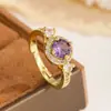 Anel de Amethysto Banhado a Ouro Estilo Europeu e Americano para Mulheres, Joia de Anel Aberto Ajustável com Zircônia Envolvente de Luxo Leve