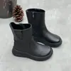 Botas femininas de sola grossa feitas de couro de flor integral, nova coleção outono/inverno 2026, bico redondo, zíper lateral, altura até o meio da panturrilha, casuais e versáteis, botas Martin de couro genuíno
