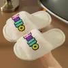 Otoño e Invierno Lindas Letras Dibujos Animados Niños y Niñas Bebé Interiores Hogar Otoño Zapatillas de Algodón de Una Línea Zapatillas de Algodón para Niños Venta al por Mayor