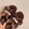 Chinelos peludos femininos para uso externo, novo estilo 2026, design de boca de peixe, estilo coreano casual, moderno, para uso em casa, planos, estilosos, quentes e populares