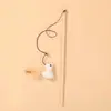 Juguete para Gatos de Palo de Madera y Bola de Cuerda de Papel al por Mayor del Fabricante con Cascabel, Pluma y Ratón de Arpillera Palo de Burlón Regalo de Vacaciones