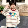 Camiseta infantil de algodão puro com retalhos listrados de manga longa, novo estilo 2026 para primavera e outono para meninos, base de corte solta, top moderno