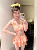 Traje de baño de dos piezas nuevo para 2026, con cuello halter y manga corta para mujer, que presenta una falda tipo pastel degradada, perfecta para un look dulce y casual en la playa, spa o vacaciones.