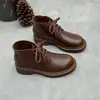 Botas estilo Martin de cuero lavado británico para mujer, colección otoño/invierno 2026, con punta redonda, suela gruesa, tacón grueso, diseño de cordones y estilo bajo, hechas de cuero genuino
