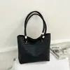 Bolso de axila tejido vintage de gran capacidad para mujer, nuevo modelo 2026, bolso tote de alta gama para el trabajo y los desplazamientos, bolso de mano y bolso de hombro