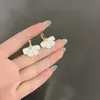 Brincos de Flores Brancas Super Fada Francesa Primavera e Verão Explosivo Óleo Leve Luxo Alto Padrão Sensação Exquisite Moda Versátil Acessórios de Orelha