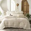 Invierno Gama Alta Engrosado Terciopelo de Leche Juego de Cuatro Piezas Antiestático Bordado Tallado Lujo Accesible Funda Nórdica Forrada de Polar Ropa de Cama Blanco