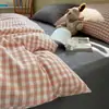Conjunto de Roupa de Cama de Luxo Leve de Quatro Peças para Camas de Casal, Adequado para Uso Doméstico e Dormitórios de Estudantes, Conjunto de Três Peças Incluindo Lençol e Capa de Edredom, Conjunto de Roupa de Cama de Alta Qualidade
