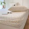 Conjunto de três peças de gaze de camada dupla com toque de algodão para maternidade e infância Classe A, lençol de baixo com elástico, capa de cama, amigável à pele, adequado para bebês, com fronha de estampa floral pequena