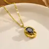Colar de joias com pingente de feijão dourado pequeno estilo Maillard incrustado com zircônia colorida, joias de personalidade simples e nicho em aço titânio banhado a ouro