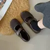 Sapatos rasos redondos únicos de lã com uma única tira, novos sapatos casuais rasos com fivela 2026, Mary Jane retrô