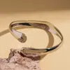Pulsera Geométrica de Apertura Cruzada con Superficie Metálica Fotosensible Transfronteriza Europea y Americana, Personalidad Simple de Nicho, Joyería de Mano de Alta Gama para Mujeres