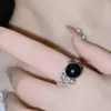 Anillo Versa de borla de lazo asimétrico con perla negra, anillo Tahidi de cuentas de concha marina barroca con circón