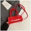 El popular bolso de lunares de este año para mujer es el nuevo y moderno bolso Boston tipo almohada versión coreana 2026, bolso cruzado versátil