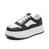 Novos tênis plataforma de sola grossa para mulheres, sapatos brancos simples de cadarço em cor sólida, adequados para o trajeto diário, alongam as pernas, alto apelo estético, sapatos femininos para estudantes