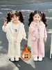 Conjunto de Colete para Meninas Outono/Inverno 2026 Novo Estilo Moda Infantil Elegante Aconchegante Espesso Roupas de Inverno Casuais Conjunto de Três Peças