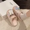 Tamancos Femininos Decorativos com Fivela de Desenho 2026 Verão Estilo Fofo Férias Sandálias Fechadas Confortáveis de Solado Grosso