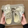 Zapatos casuales únicos de suela gruesa para mujer, nuevo estilo primavera/verano 2026, con cordones para aumentar la altura, zapatillas de entrenamiento alemanas, zapatillas de entrenamiento alemanas sin cordones para mujer