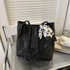 Grande capacidade elegante elegante lenço de seda bolsa 2023 Verão novo estilo ocidental bolsa casual bolsa de ombro suave