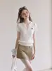 Camiseta de punto de manga corta con cuello medio abierto estilo coreano inspirada en Chanel para mujer, top de verano nicho de alta gama de deseo puro con hombros rectos y entallado a la cintura