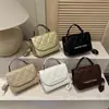 Bolsa tote minimalista estilo coreano com letras em relevo, uma bolsa de ombro moderna e versátil que pode ser usada na transversal, uma bolsa quadrada pequena adequada para uso casual e para o trabalho.
