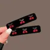 Presilha de Cabelo Feminina Red Cherry Retro de Veludo Preto, Presilha de Franja de Alta Qualidade, Exquisita Presilha para Cabelo Feminina de Flocagem para Outono e Inverno