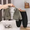 Conjunto de Ropa de Otoño para Niños 2026 Nuevo Elegante Primavera y Otoño Infantil Bebé Guapo Casual Ropa de Trabajo Manga Larga Conjunto de Tres Piezas