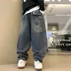 Roupas Infantis Calças de Outono para Meninos Estilo Primavera e Outono 2026 Novo Modelo para Crianças Maiores Calças Longas de Outono Jeans Modernos para Meninos