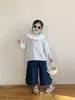 2025 Nova Moda Outono Estilo Coreano Roupas Infantis Meninas Gola Folha de Lótus Babydoll Gola Boneca Camisa Jeans com Renda
