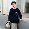 Camiseta leve de outono para meninos com estampa de bolso, nova estampa de panda outono 2026, para crianças mais velhas, estilo coreano, versátil, solta, moderna