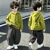 Conjunto de Otoño para Niños: Conjunto de Dos Piezas de Chaqueta de Punto y Pantalones a Rayas para Niños, Moda Coreana Nueva Estilo 2026 Ropa para Niños