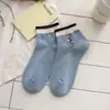 Calcetines Bordados de Cachorro con Gorro Rojo de Dibujos Animados Color-Bloque para Mujer, Calcetines Cortos Finos Sin Costuras de Algodón Puro para Primavera y Verano, Calcetines Populares de Caña Media 2026