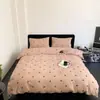Algodón 100% de Clase A Tejido de Algodón Algodón Tianzhu Juego de Cuatro Piezas Rayas Simples Estilo de Casa de Huéspedes de Alta Calidad Funda de Edredón Súper Suave para Dormir al Desnudo