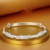 Pulsera push-pull de cobre blanco plateado para directo de TikTok, diseño nicho de lujo ligero, sólida, repujada en seda, ajustable
