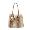 Bolsa esponjosa con estampado de leopardo para mujer, nueva colección otoño/invierno 2026, moderna y casual, bolso de hombro de gran capacidad, elegante bolso tote para ir al trabajo