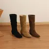 Nuevas botas apiladas de estilo coreano hechas de gamuza y cuero nubuck con un aumento de altura interno de 2.5 cm, botas para mujer que no sobrepasan la rodilla, botas de media pantorrilla, botas western