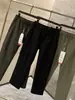 Série alternativa acessível, com corte tridimensional, projetada para atividades ao ar livre, a nova coleção outono/inverno, versátil para o trajeto diário, com cordão e cintura elástica, e estilo casual de perna reta.