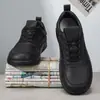 Zapatillas blancas de estilo sencillo para hombre, adecuadas para todas las estaciones, zapatos casuales de moda y versátiles, zapatillas de caña baja con suela gruesa, zapatos ligeros y cómodos para hombre