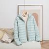 2025 Outono/Inverno Nova Moda Casaco Curto Ondulado com Capuz Leve de Penas Casaco Feminino com Zíper Quente e Tendência