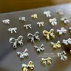 Acessórios de liga para nail art personalizados, mini laços em ouro e prata, laços 3D para decoração de unhas, atacado em grandes quantidades