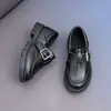Sapatos pretos de couro para meninos, novo modelo primavera e outono 2026, mocassins simples infantis, estilo britânico, sapatos de performance com sola macia