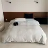 Conjunto de Quatro Peças em Jacquard Listrado Cor de Café com Gaze de Três Camadas, Tecido de Gaze Amassada, Bordado com Desenho de Cachorrinho, Capa de Edredom de Algodão Lavado, Lençol de Cima e Jogo de Cama