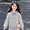 Roupa estilosa e da moda para primavera/outono para meninas: um conjunto de duas peças com um top de design patchwork com gola e calças casuais da moda