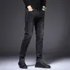 Jeans masculinos de alta qualidade em preto e cinza, calça skinny slim-fit justa com estampa de marca da moda, estilo fino e respirável para o verão de 2026